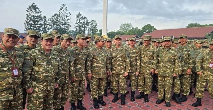 Presiden Prabowo Subianto saat memimpin latihan baris-berbaris pada pembekalan Kabinet Merah Putih, di Akmil, Magelang, Jumat (25/10/2024). (AntaraNews)