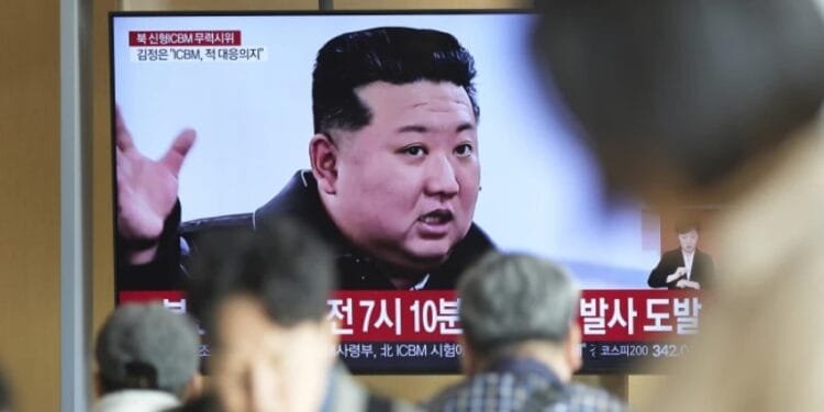 Siaran Televisi memperlihatkan pemimpin Korea Utara Kim Jong Un pada program berita Seoul Railway Station di Seoul, South Korea, Kamis (31/10/2024).(AssociatedPress)