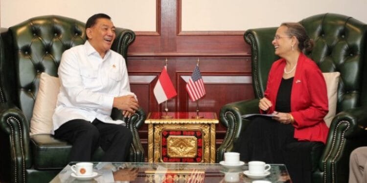 Menhan Sjafrie Sjamsoeddin saat menerima kunjungan menerima kunjungan kehormatan Dubes AS Kamala Shirin Lakhdhir.(Kemhanri)