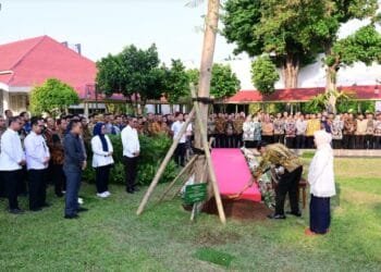 Jelang Purnatugas, Presiden Jokowi dan Ibu Iriana Lakukan Penanaman Pohon di Istana