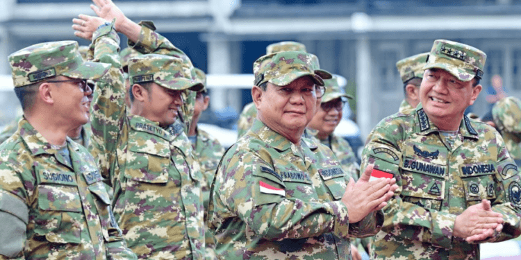 Presiden Prabowo Subianto saat mengikuti senam pagi bersama Kabinet Merah Putih di Akmil Magelang.(PresidenRI)