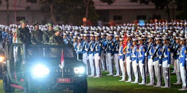 Presiden Prabowo Subianto memimpin langsung upacara parade senja dan penurunan bendera Merah Putih di Akmil Magelang, Jumat (25/10/2024).(PresidenRI)