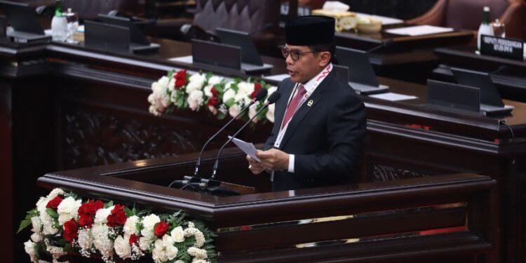 Sekjen DPR RI Indra Iskandar saat membacakan keputusan presiden tentang peresmian keanggotaan DPR periode 2024-2029, Selasa (1/10/2024). (DPR RI)