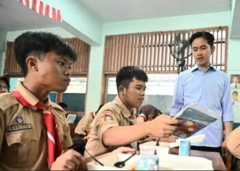 Tinjau Makan Siang Gratis di SMP, Wapres Gibran: Dorong SDM Berkualitas