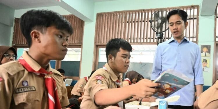Wapres Gibran tinjau makan siang gratis di SMP Negeri 270 Jakarta, Rabu (23/10/2024).(Wapresri)
