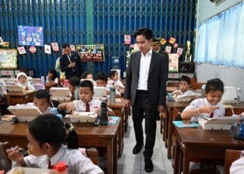 Wapres Gibran Tinjau Program Makan Siang Bergizi Gratis di SD Jakarta: Dapat Kejutan dari Siswa