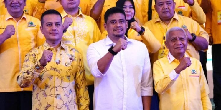 Bobby Nasution-Surya bersama sejumlah kader Partai Golkar.(Vivanews)
