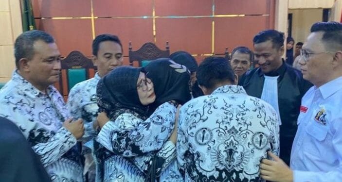 Ibu Guru Honorer Supriyani menangis sambil memeluk teman-temannya setelah divonis bebas, Senin (25/11/2024).(Antrnews)