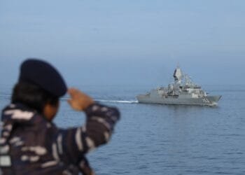 Kapal Perang TNI AL Laksanakan Tradisi Farewell Pass kepada Kapal Perang Australia