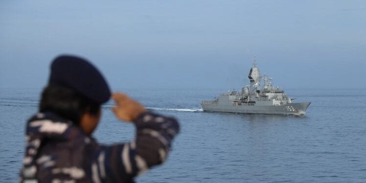 Kapal Perang TNI AL Laksanakan Tradisi Farewell Pass kepada Kapal Perang Australia.(Puspen TNI)