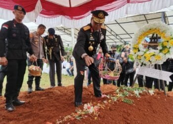 Kapolda Sulsel Pimpin Pemakaman Kompol Anumerta Ryanto Ulil Anshar