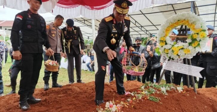 Kapolda Sulsel Irjen Pol. Yudhiawan menaburkan buka di atas makam Kompol Anumerta Ryanto Ulil Anshar.(Humas Polri)