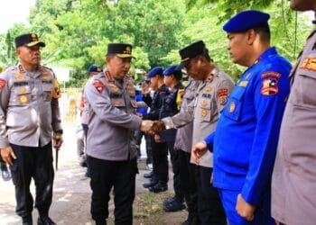 Bawa Bantuan, Kapolri Tinjau Langsung Pengungsi Erupsi Gunung Lewotobi