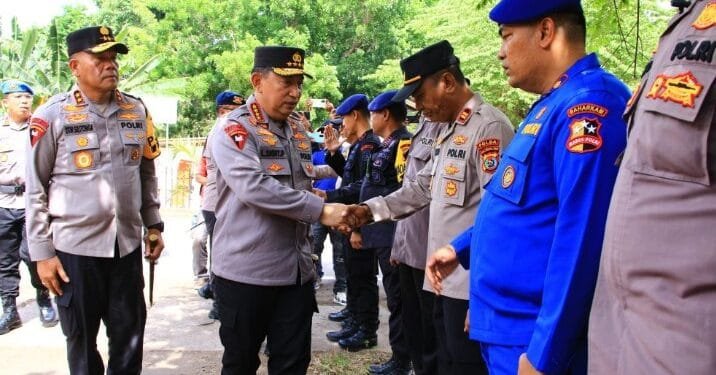 Kapolri Tinjau Langsung Pengungsi Erupsi Gunung Lewotobi, Senin (18/11/2024).(Humas Polri)