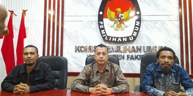 Ketua KPU Fakfak Hendra JC Talla SH ( tengah) didampingi Komisioner KPU Fakfak(RRI)