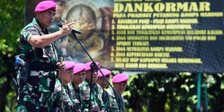 Komandan Korps Marinir Mayjen (Mar) TNI Endi Supardi saat meresmikan Plaza Brigif 2 Marinir, Minggu (03/11/2024).(Puspen TNI)