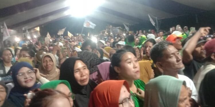 Ribuan warga menyatu di Desa Motabang, menghadiri kampanye dialogis Yusra-Don yang turut dihadiri oleh Cagub Sulut Yulius Selvanus Komaling.(dok)