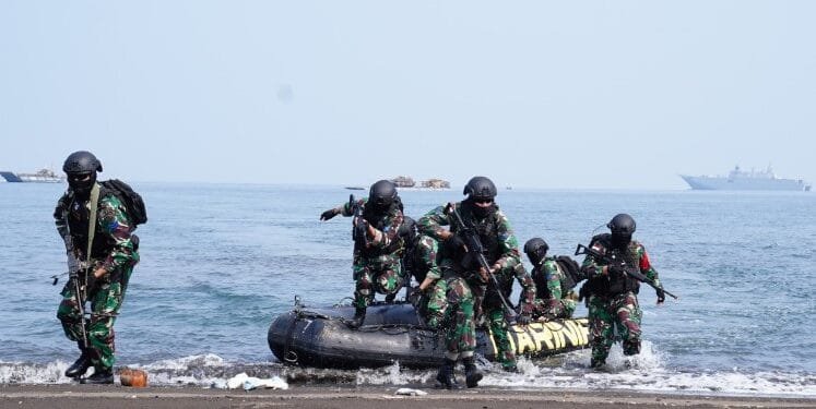 Operasi Amfibi gabungan TNI-ADF di Pantai Banongan, Situbondo, Jawa Timur.(PuspenTNI)