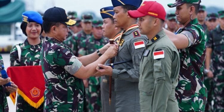 Panglima TNI memberi penghargaan kepada 24 Personel TNI atas Dedikasi dalam Misi Kemanusiaan di Filipina.(Puspen TNI)