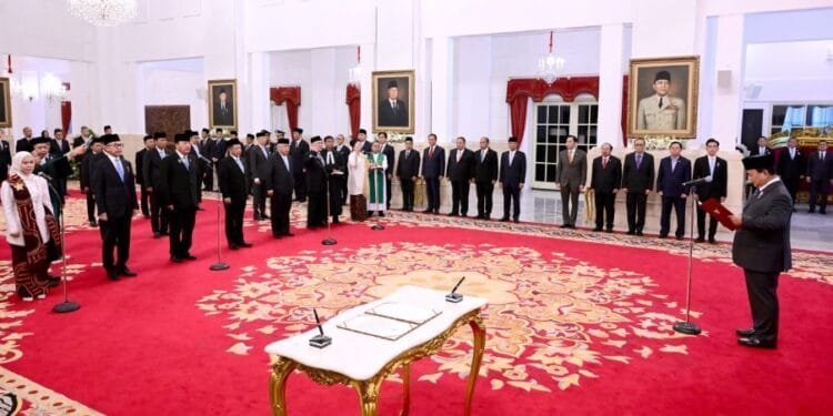 Presiden Prabowo Subianto saat melantik sembilan anggota Kompolnas 2024-2028, Selsa (05/11/2024).(Presidenri)