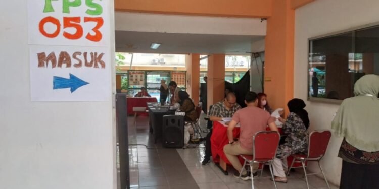 Pemungutan suara Pilkada 2024 di salah satu TPS di Jakarta, Rabu (27/11/2024).(IstanaGaruda.com)