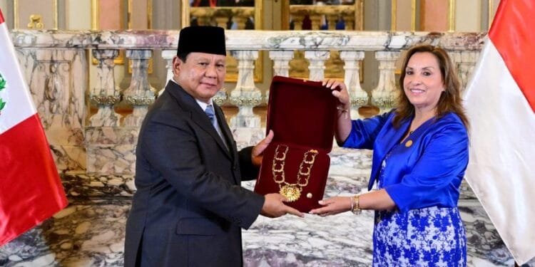 Presiden Prabowo Subianto menerima penghargaan "Grand Cross of the Order of the Sun of Peru" dari Presiden Peru, Dina Boluarte, Kamis (14/11/2024).(Presidenri)