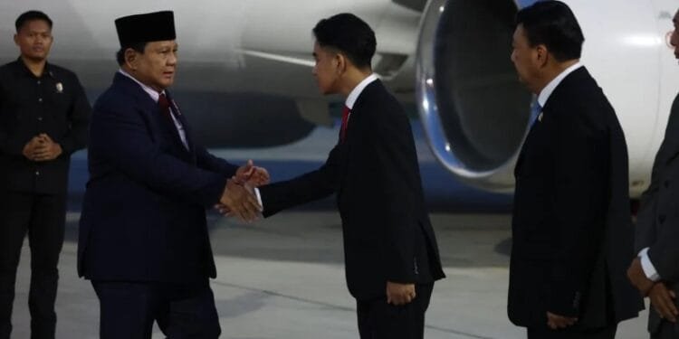 Presiden Prabowo Subianto dijemput Wapres Gibran Rakabuming saat tiba di tanah air, Minggu (24/11/2024).(Antaranews)