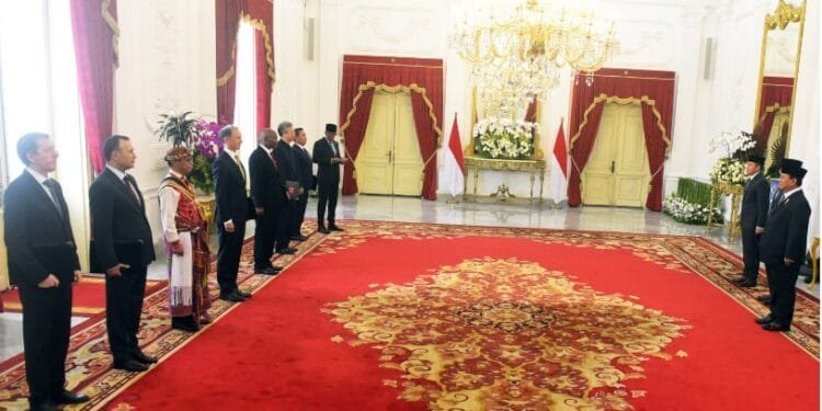 Presiden Prabowo Subianto menerima surat kepercayaan dari tujuh duta besar negara sahabat, di IStana Negara, Senin (04/11/2024).(SetkabRI)