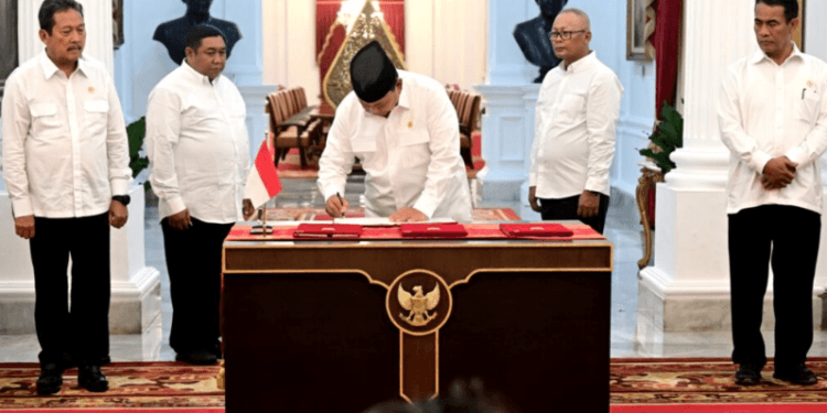 MOMEN BERSEJARAH - Presiden RI Prabowo Subianto saat menadatangani PP tentang penghapusan hutang UMKM.(Setkabri)