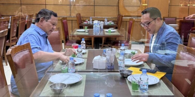 Presiden Prabowo Subianto makan malam dengan Ridwan Kamil di sebuah restoran di Jakarta Pusat, Kamis (31/10/2024).(dok)