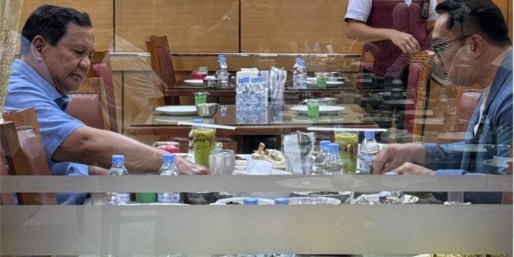 Presiden Prabowo Subianto makan malam dengan Ridwan Kamil di sebuah restoran di Jakarta Pusat, Kamis (31/10/2024).(dok)