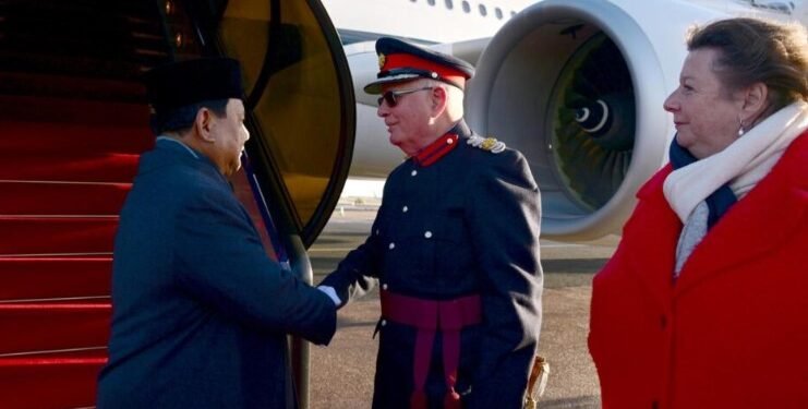 Presiden Prabowo tiba Bandar Udara Stansted, London, Rabu (20/11/2024).(Setkabri)