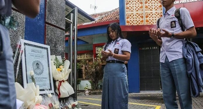 Rekan siswa korban penembakan, berdoa di SMK Negeri 4 Semarang, Selasa (26/11/2024).(Antaranews)