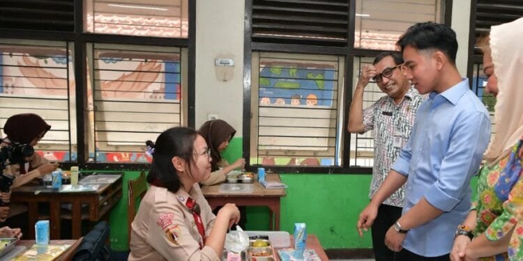 Wapres Gibran Tinjau Program MBG di SMKN 7 Semarang, Jumat (22/11/2024).(Wapresri)
