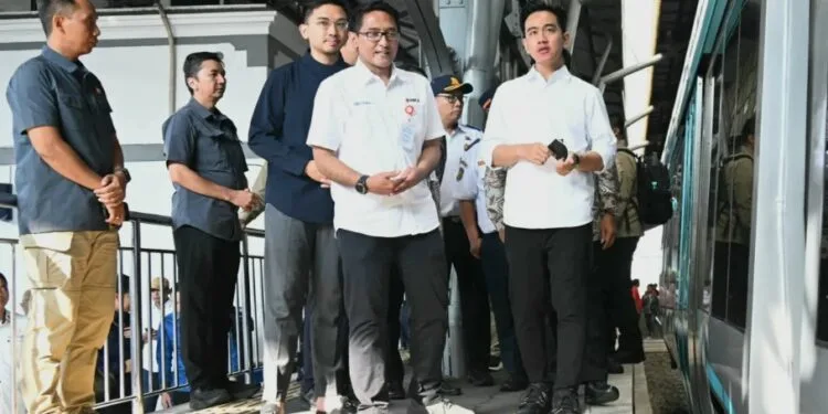 Wapres Gibran Pantau Uji Coba Trem Otonom Berbasis Baterai di Surakarta, Sabtu (02/11/2024).(Wapresri)