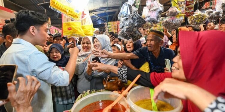 Wapres Gibran Rakabuming Raka kunjungi Pasar Kahayan yang dikenal Pasar Aman di Palangka Raya , Senin (04/11/2024).(Wapresri)