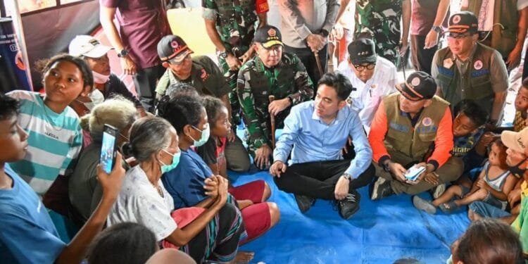 Wapres Gibran berdialog dengan pada pengungsi yang terdampak letusan Gunung Lewotobi di NTT.(Wapresri)