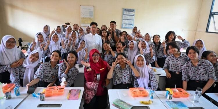 Wapres Gibran saat memantau program MBG di di SMKN 3 Tangerang, Kamis (21/11/2024).(Wapresri)