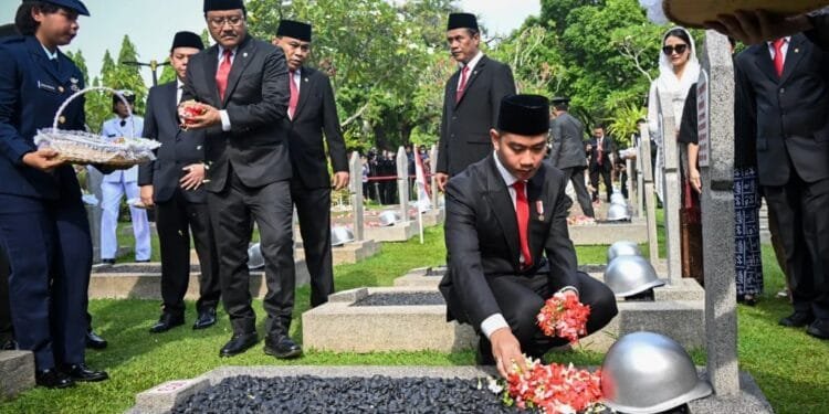 Wapres Gibran Rakabuming menabur bunga di Taman Makam Pahlawan NAsional Kalibata, Minggu (10/11/2024).(Wapresri)