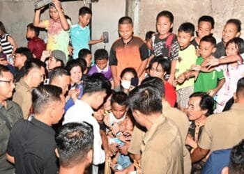 Wapres Gibran Blusukan ke Pemukiman Padat: Bagikan Buku dan Susu untuk Anak-anak