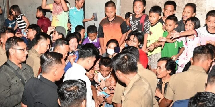 Wapres Gibran disambut gembira anak-anak saat bagikan buku dan susu di Makassar.(Wapresri)