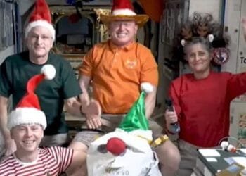Astronot NASA yang Tertahan di ISS Kirim Pesan Natal dari Stasiun Luar Angkasa