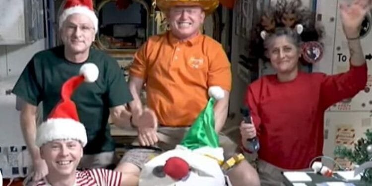 Astronot NASA yang Tertahan di ISS Kirim Pesan Natal dari Stasiun Luar Angkasa.(Skynews)