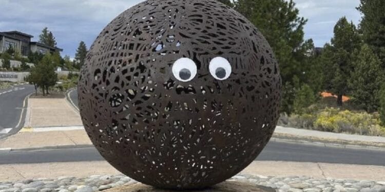 Karya seni Googly Eyes di Origon.(APNews)