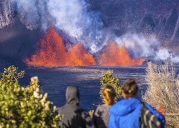 Foto Menakjubkan! Ketika Gunung Berapi Kilauea di Hawaii Semburkan Lava