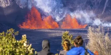 Foto Menakjubkan! Ketika Gunung Berapi Kilauea di Hawaii Semburkan Lava