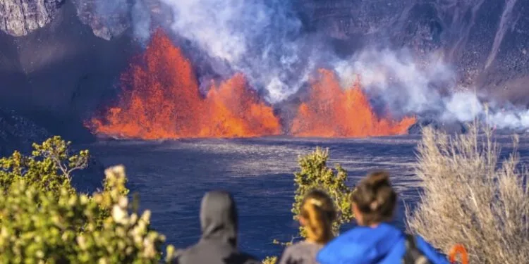 Gunung Berapi Kilauea di Hawaii Semburkan Lava.(APNews)