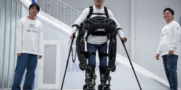 Robot 'Iron Man' mampu membantu penyandang Paraplegia bisa berjalan.(Reuters)