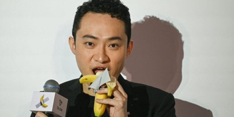 Justin Sun saat memakan sebuah pisang seharga Rp100 miliar.(Skynews)
