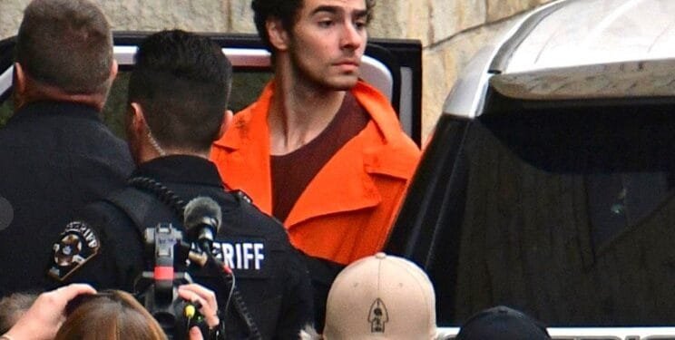 Luigi Mangione (baju oranye), tersangka pembunuh CEO UnitedHealthcare Brian Thompson.(APNews)